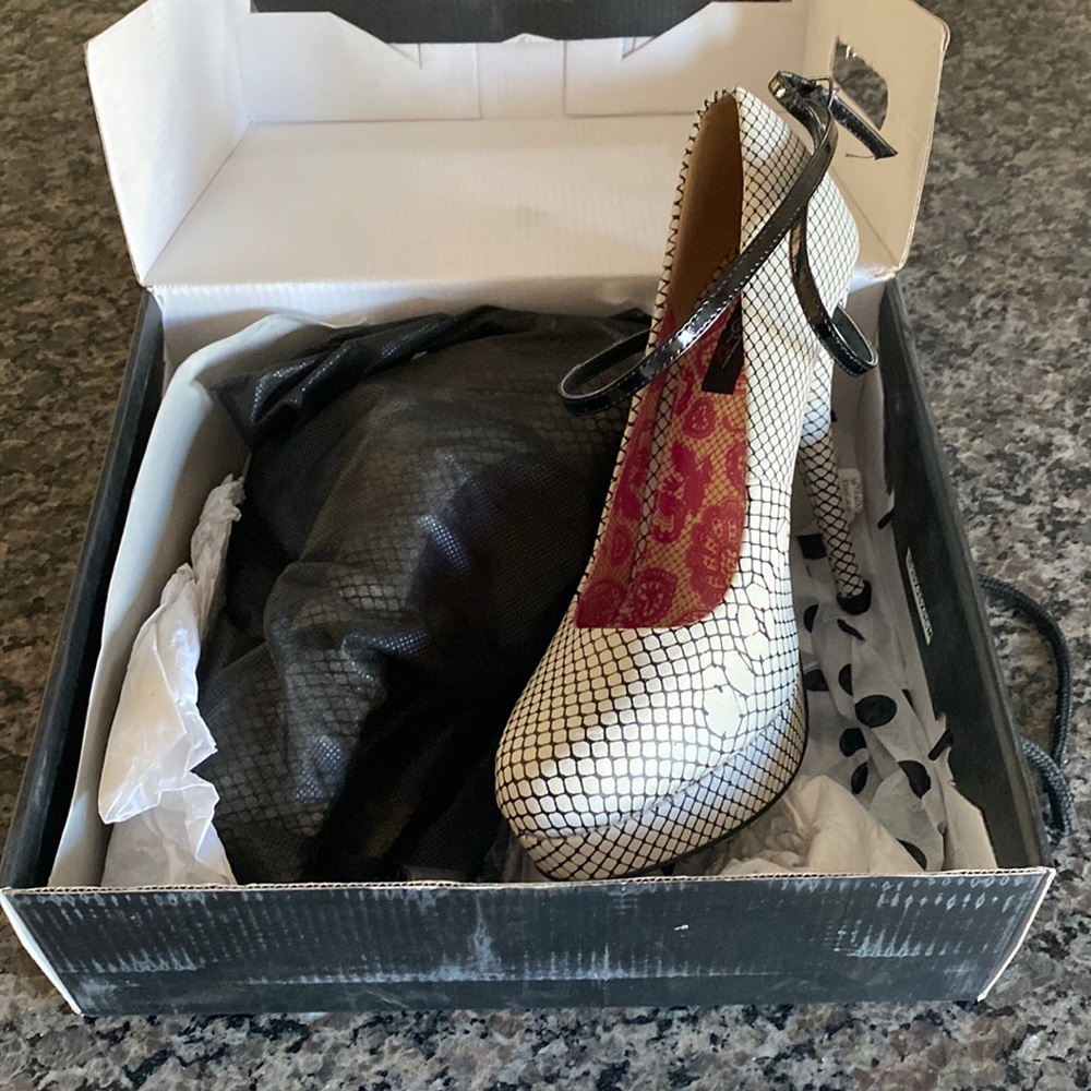 Fishnet look stiletto Iton Fist platforms
